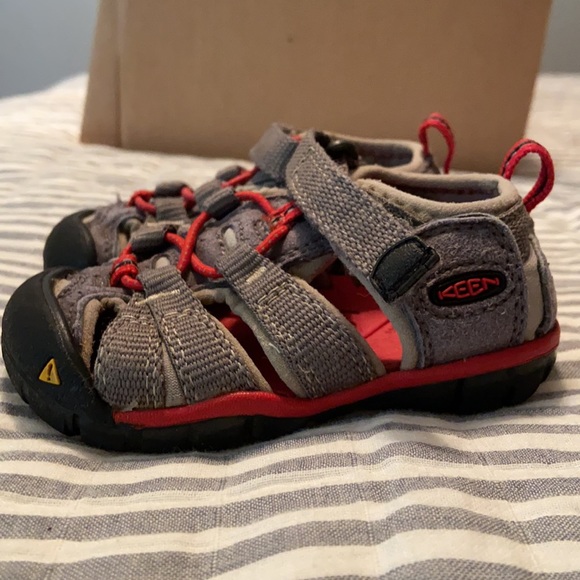 Toddler Keen sandals size 5 - Picture 2 of 4